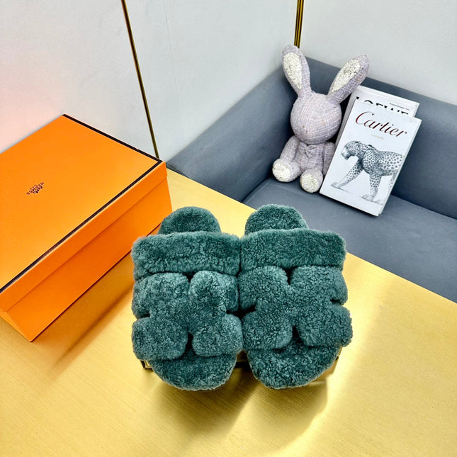 CHYPRE SANDAL IN FOREST GREEN SHEARLING