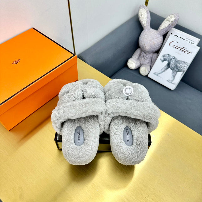 CHYPRE SANDAL IN PALE GRAY SHEARLING