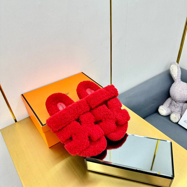 CHYPRE SANDAL IN CHERRY RED SHEARLING