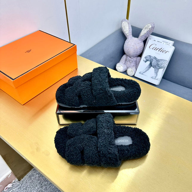 CHYPRE SANDAL IN BLACK SHEARLING