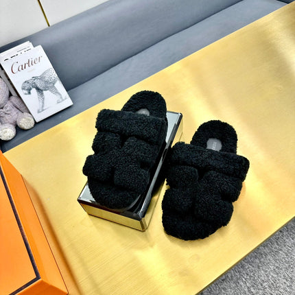 CHYPRE SANDAL IN BLACK SHEARLING
