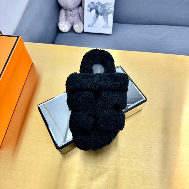 CHYPRE SANDAL IN BLACK SHEARLING
