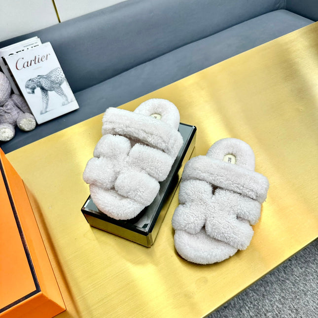 CHYPRE SANDAL IN WHITE SHEARLING