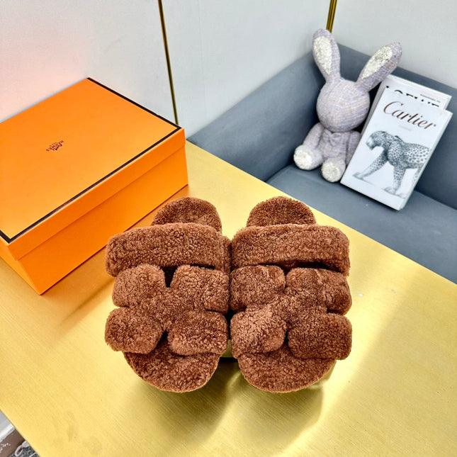 CHYPRE SANDAL IN UMBER BROWN SHEARLING