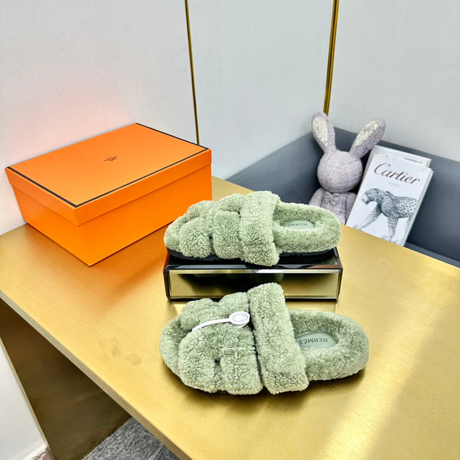 CHYPRE SANDAL IN JADE GREEN SHEARLING