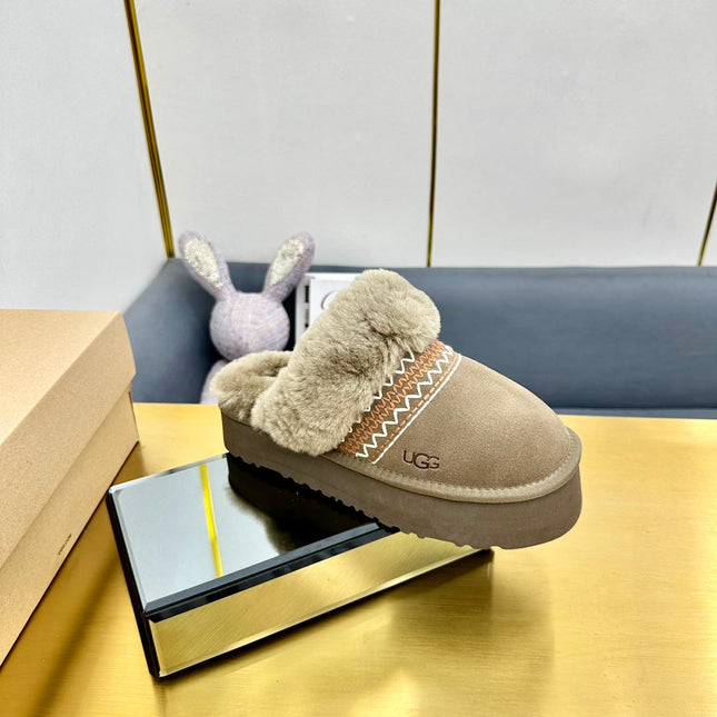 THICK-SOLED EMBROIDERED WARM FURRY CLOGS IN PEANUT BROWN SUEDE AND SHEARLING