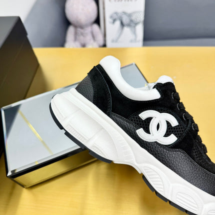 SNEAKER IN BLACK WITH WHITE LOGO CALFSKIN AND MESH