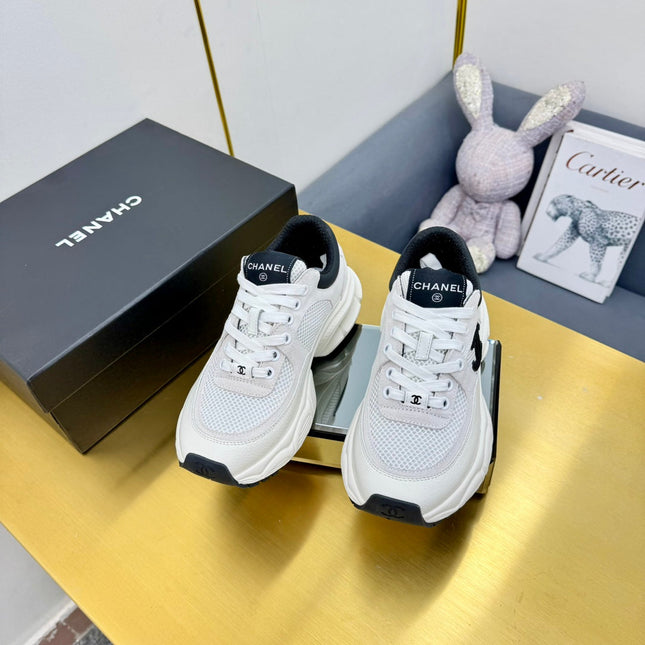 SNEAKER IN PALE GRAY SUEDE WITH BLACK LOGO AND MESH