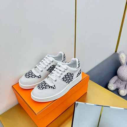 FREE SNEAKER IN WHITE CALFSKIN AND "H EN BIAIS" BLACK CANVAS