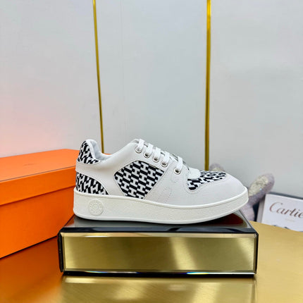 FREE SNEAKER IN WHITE CALFSKIN AND "H EN BIAIS" BLACK CANVAS