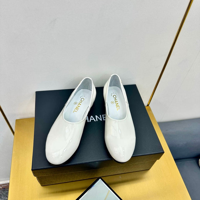 CC SIMPLE FLATS 25S IN WHITE GLOSSY LEATHER
