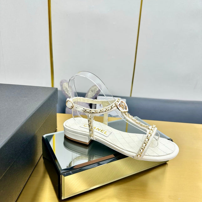 CC SANDAL 25S IN WHITE CALFSKIN WITH GOLD HARDWARE