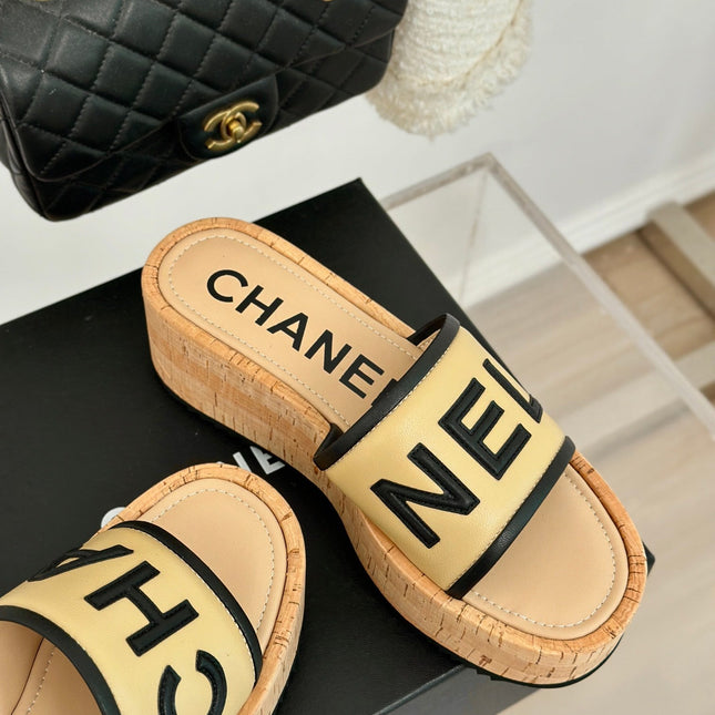 THICK SOLE LETTER SLIPPERS IN DARK CREAM SHEEPSKIN