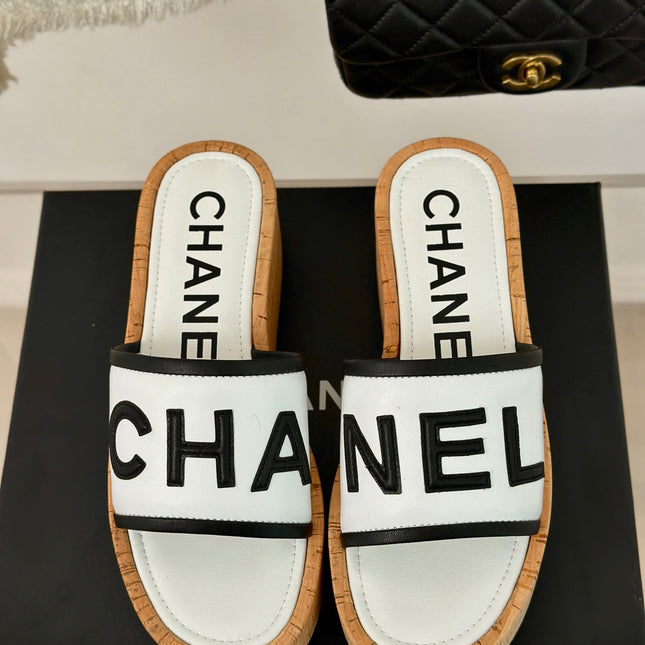 THICK SOLE LETTER SLIPPERS IN WHITE SHEEPSKIN