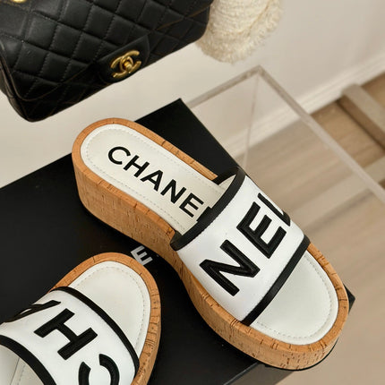 THICK SOLE LETTER SLIPPERS IN WHITE SHEEPSKIN