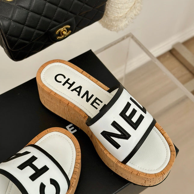 THICK SOLE LETTER SLIPPERS IN WHITE SHEEPSKIN