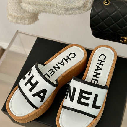 THICK SOLE LETTER SLIPPERS IN WHITE SHEEPSKIN