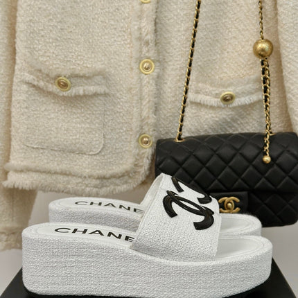 CLASSIC SLIPPERS THICK SOLE IN WHITE TWEED