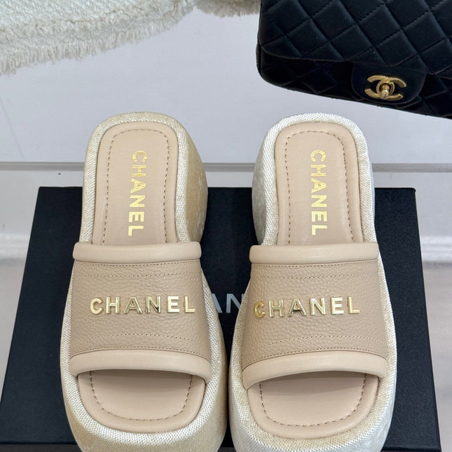 PLATFORM SLIPPERS IN CAMEL BEIGE LAMBSKIN