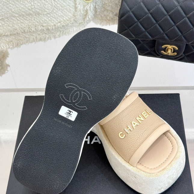 PLATFORM SLIPPERS IN CAMEL BEIGE LAMBSKIN