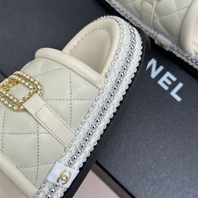 DIAMOND QUILTED CHAIN LAZY SLIPPERS IN WHITE LAMBSKIN
