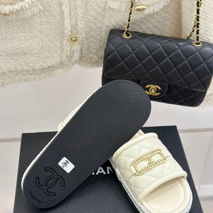 DIAMOND QUILTED CHAIN LAZY SLIPPERS IN WHITE LAMBSKIN