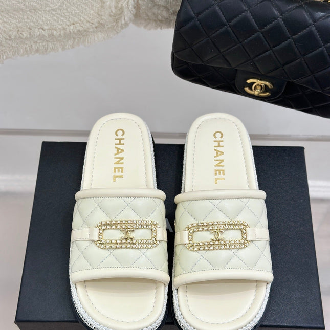 DIAMOND QUILTED CHAIN LAZY SLIPPERS IN WHITE LAMBSKIN