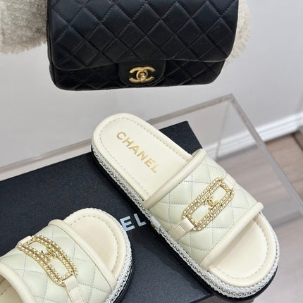 DIAMOND QUILTED CHAIN LAZY SLIPPERS IN WHITE LAMBSKIN