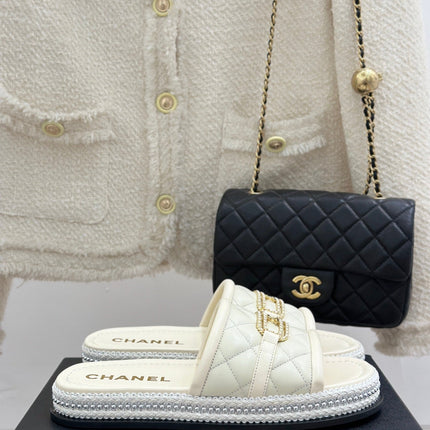 DIAMOND QUILTED CHAIN LAZY SLIPPERS IN WHITE LAMBSKIN