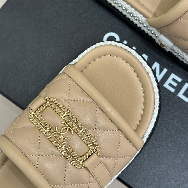 DIAMOND QUILTED CHAIN LAZY SLIPPERS IN BISQUE BEIGE LAMBSKIN