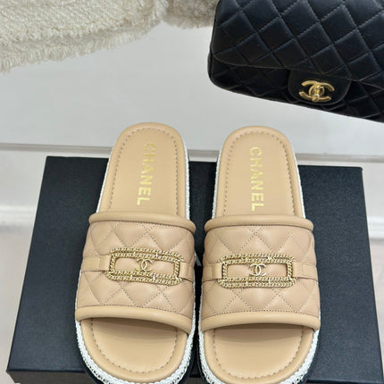DIAMOND QUILTED CHAIN LAZY SLIPPERS IN BISQUE BEIGE LAMBSKIN