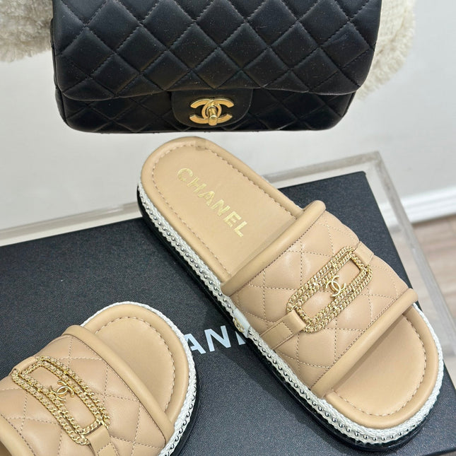 DIAMOND QUILTED CHAIN LAZY SLIPPERS IN BISQUE BEIGE LAMBSKIN