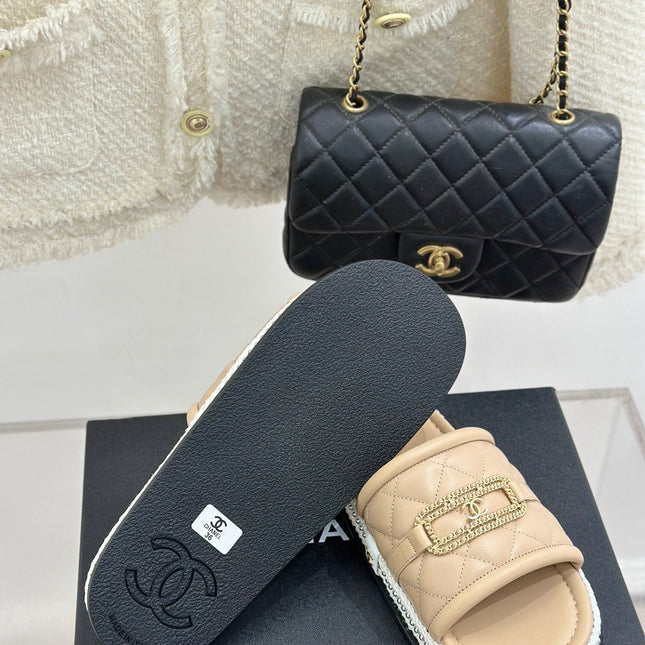 DIAMOND QUILTED CHAIN LAZY SLIPPERS IN BISQUE BEIGE LAMBSKIN