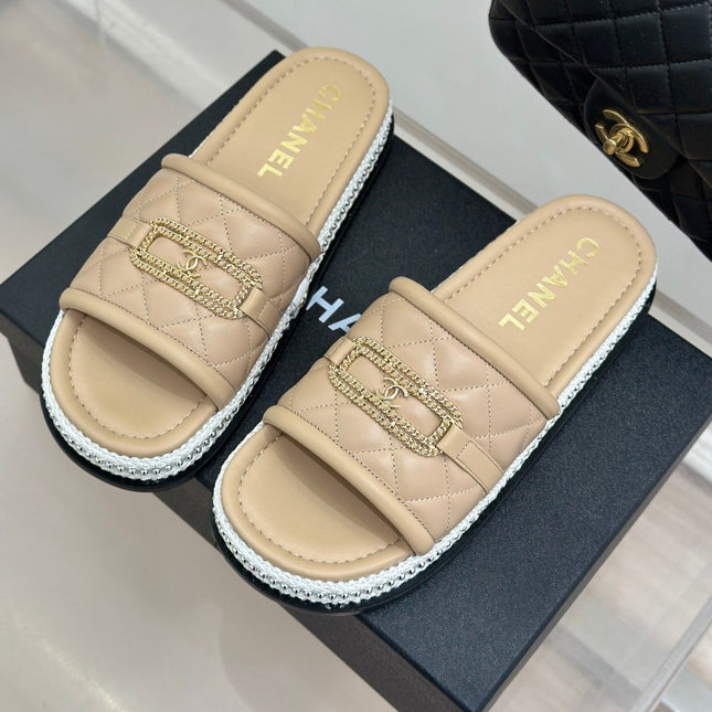 DIAMOND QUILTED CHAIN LAZY SLIPPERS IN BISQUE BEIGE LAMBSKIN