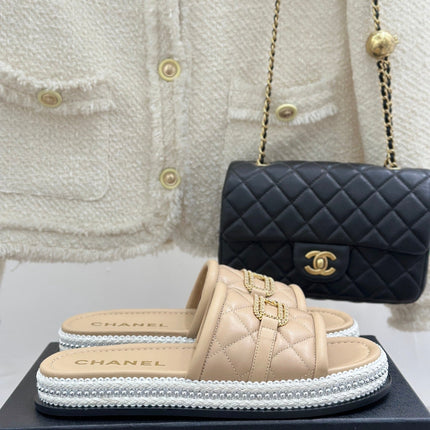 DIAMOND QUILTED CHAIN LAZY SLIPPERS IN BISQUE BEIGE LAMBSKIN