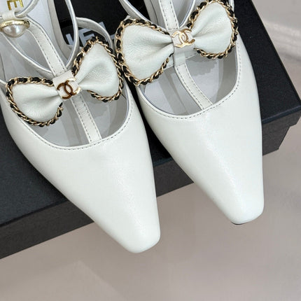 CHAIN BOW HIGH HEEL 8 CM SLINGBACKS IN WHITE SUEDE