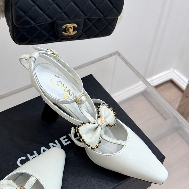 CHAIN BOW HIGH HEEL 8 CM SLINGBACKS IN WHITE SUEDE