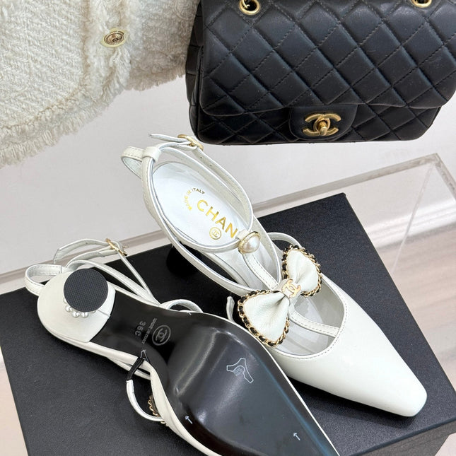 CHAIN BOW HIGH HEEL 8 CM SLINGBACKS IN WHITE SUEDE