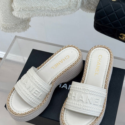 THICK SOLE WEDGE SLIPPERS IN WHITE CALFSKIN