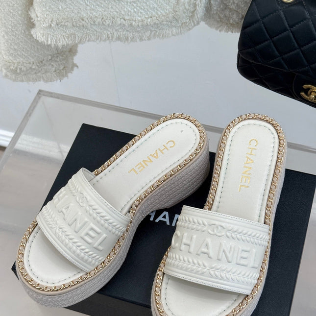 THICK SOLE WEDGE SLIPPERS IN WHITE CALFSKIN