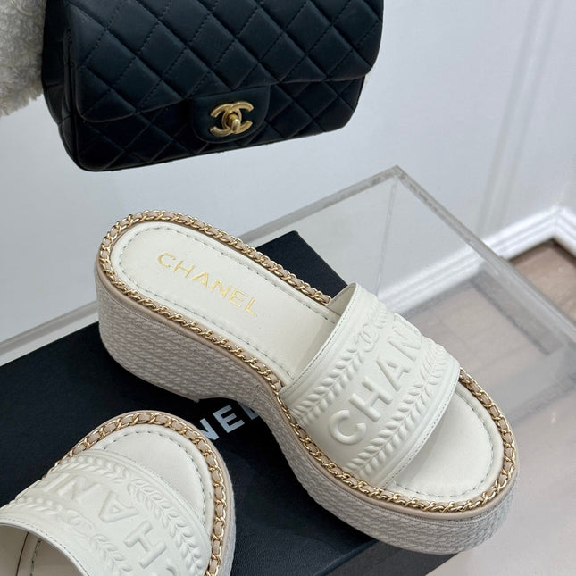 THICK SOLE WEDGE SLIPPERS IN WHITE CALFSKIN