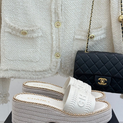 THICK SOLE WEDGE SLIPPERS IN WHITE CALFSKIN