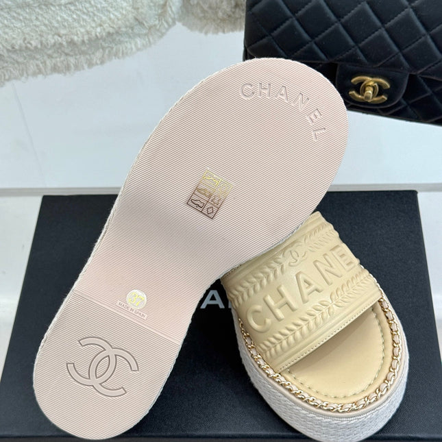 THICK SOLE WEDGE SLIPPERS IN BISQUE BEIGE CALFSKIN