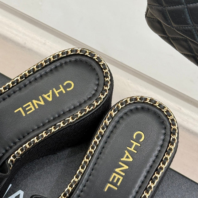 THICK SOLE WEDGE SLIPPERS IN BLACK CALFSKIN