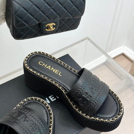 THICK SOLE WEDGE SLIPPERS IN BLACK CALFSKIN