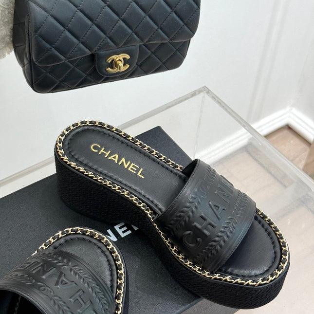 THICK SOLE WEDGE SLIPPERS IN BLACK CALFSKIN