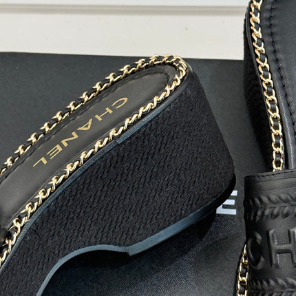 THICK SOLE WEDGE SLIPPERS IN BLACK CALFSKIN