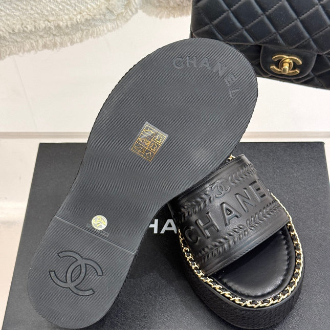 THICK SOLE WEDGE SLIPPERS IN BLACK CALFSKIN