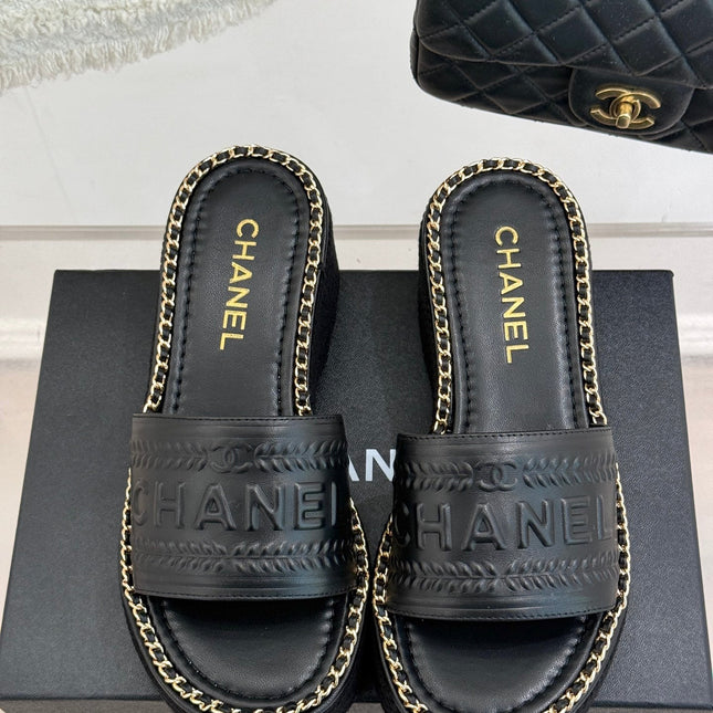 THICK SOLE WEDGE SLIPPERS IN BLACK CALFSKIN