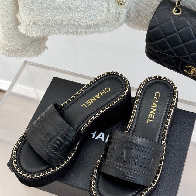 THICK SOLE WEDGE SLIPPERS IN BLACK CALFSKIN